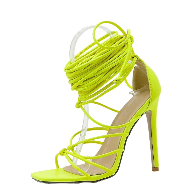 Tacones altos con tiras finas