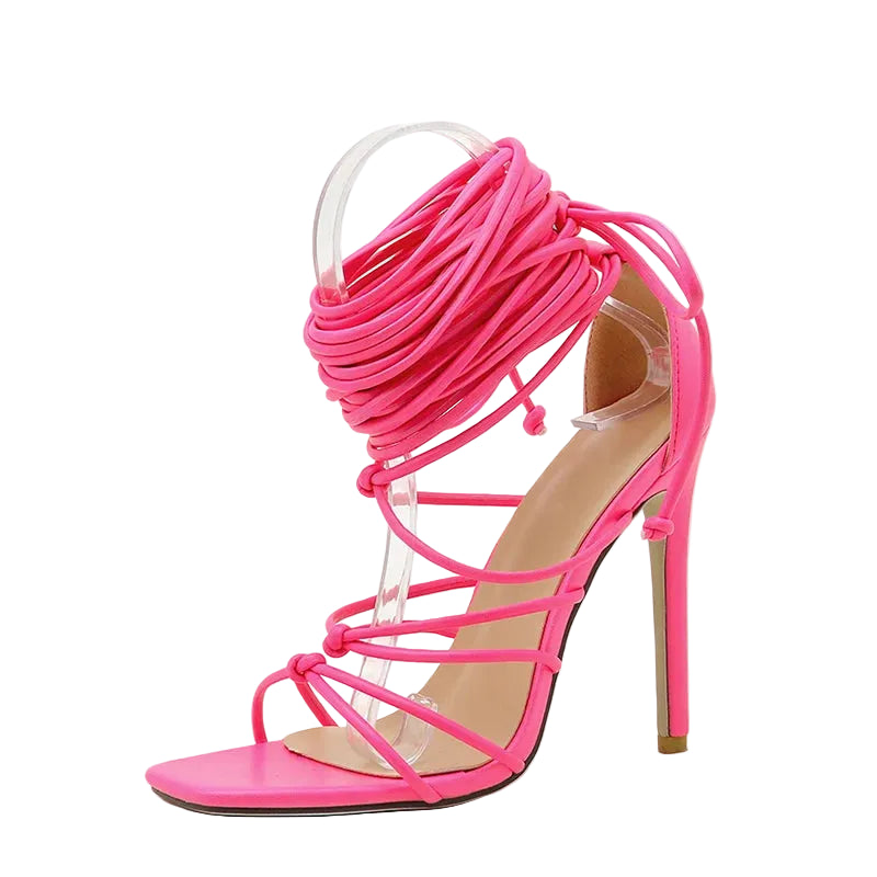 Tacones altos con tiras finas